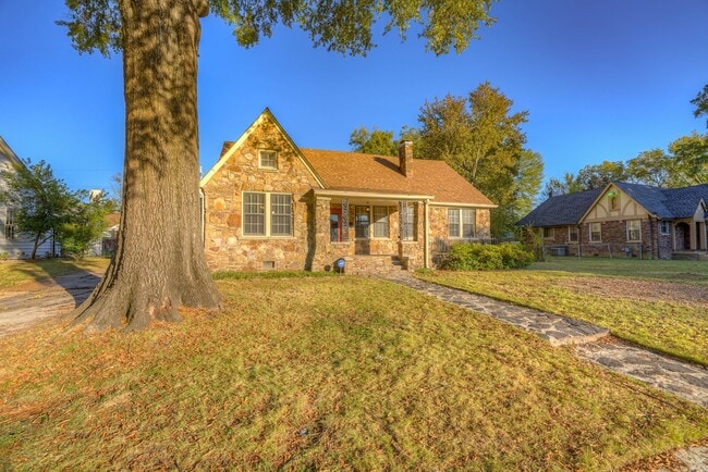 Building Photo - Larger than it looks and all appliances in... Rental