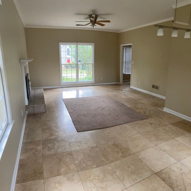 Living room - 3070 Wellcrest Dr NW