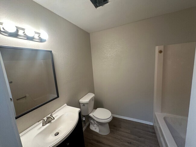 Photo - 1003 7th Ave NW