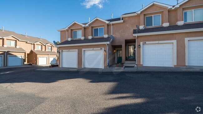 Building Photo - Cute Townhome in OCC