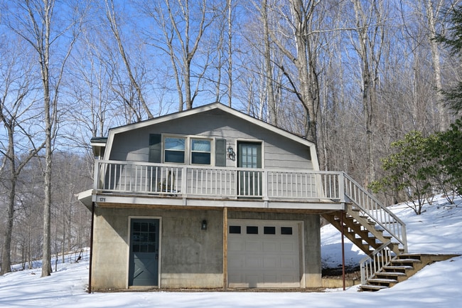 Building Photo - Cute Garage Apt and Cozy Living with a Front-Deck View
