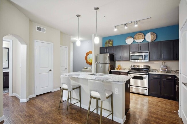 Photo - Platinum Shavano Oaks Apartments