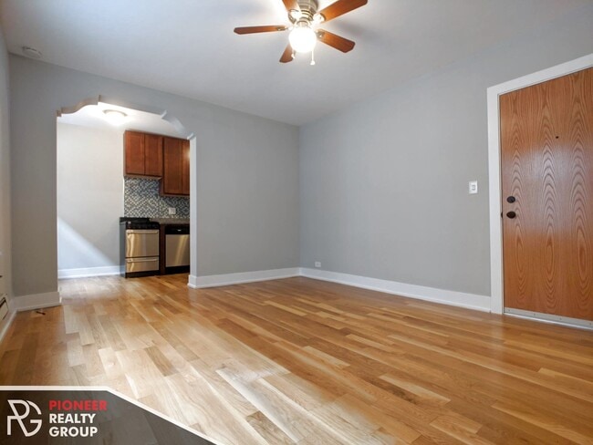 Photo - 429 W Roscoe St