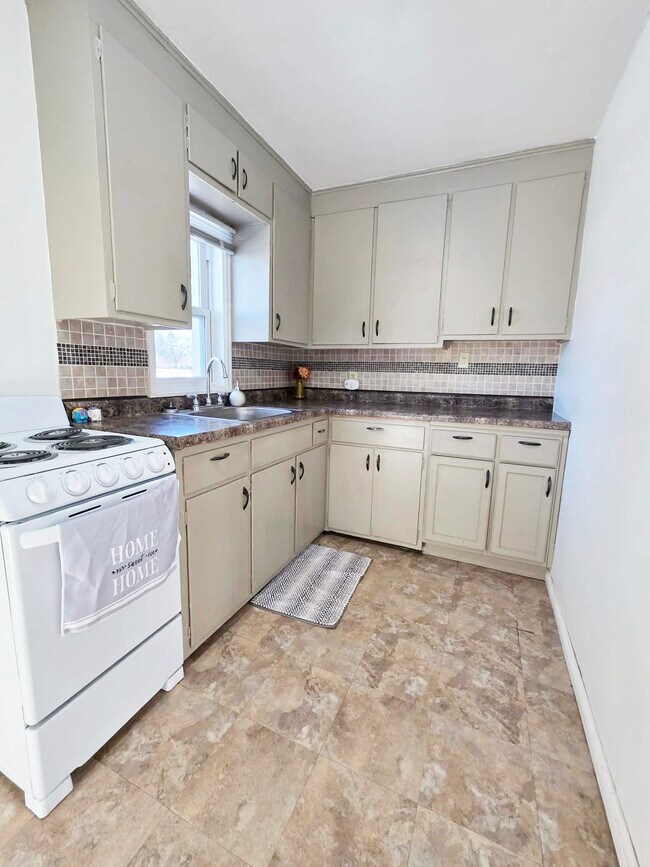 Photo - 806 8th St N