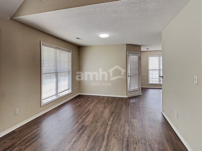 Photo - 910 Castlerock Way