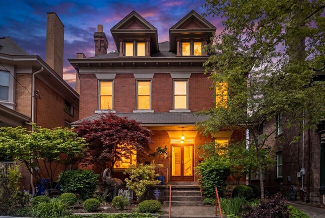 Building Photo - Stunning 5 Bedroom 2.5 Bathroom Home in Squirrel Hill