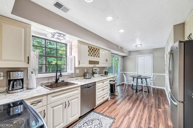 Photo - 2011 Kemp Rd NE