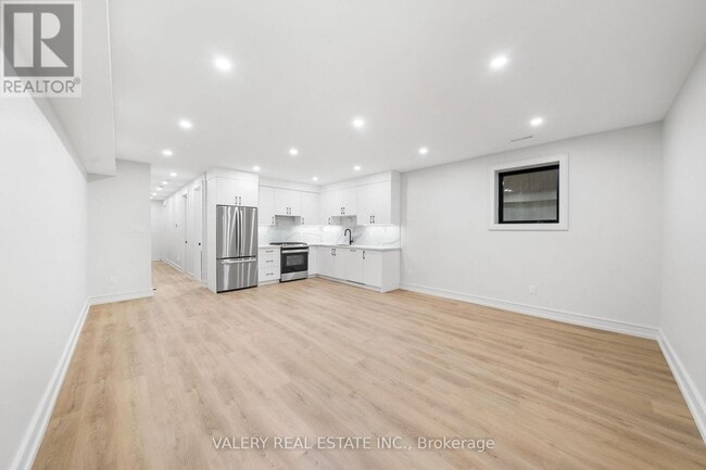 Photo - 158 Dovercourt Rd Unit Lower