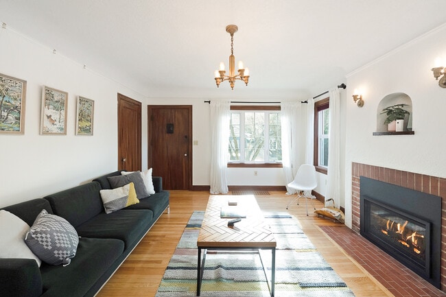 Photo - 2323 SE Pine St