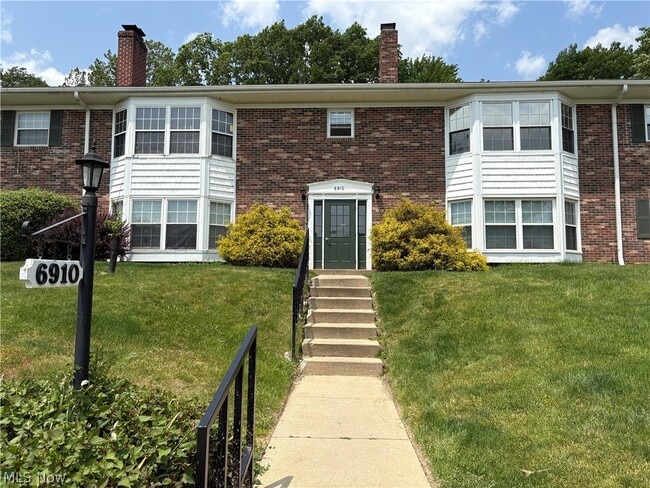 Building Photo - 6910 Carriage Hill Dr Unit 103