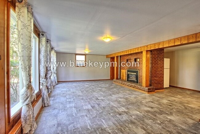 Photo - Spacious  3 Bed, 1 Bath  Daylight Basement Apartment in Markham