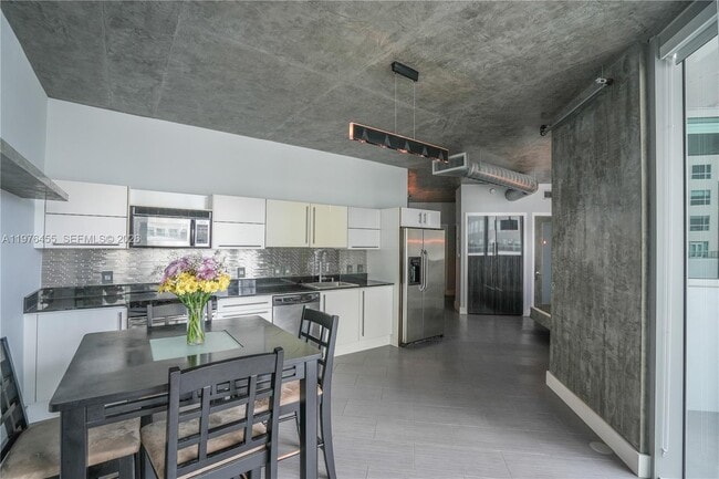 Building Photo - 690 SW 1st Ct Unit 1434