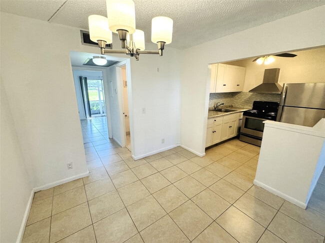 Photo - 138 Fanshaw D Unit D