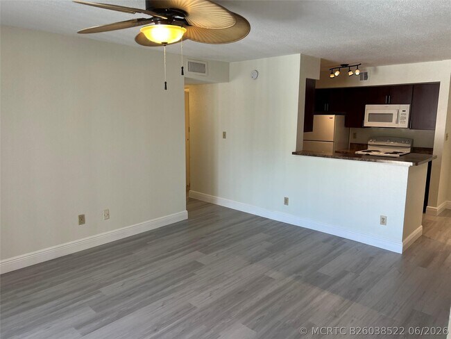 Photo - 875 Riverside Dr Unit 725