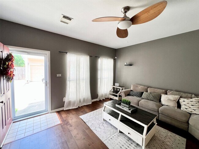 Photo - 2225 Naomi St