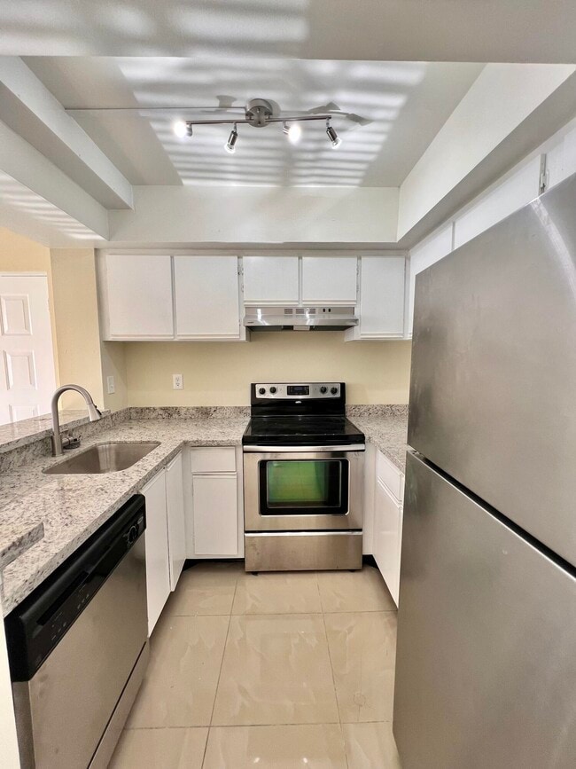 Building Photo - 752 Executive Center Dr Unit 33