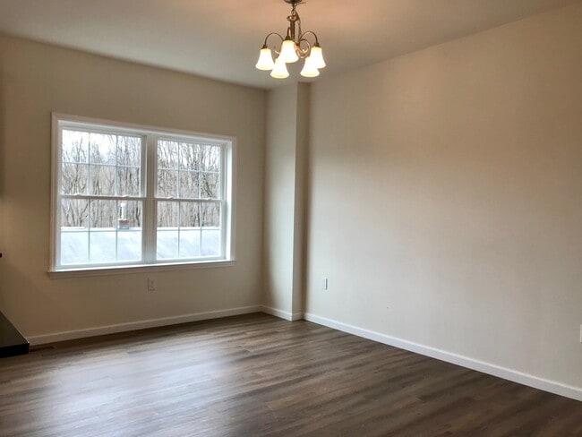 Dining area - 1004 N Division St