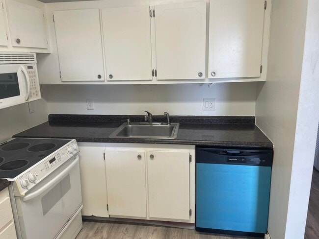 Photo - 400 Village Green Cir W Unit 304