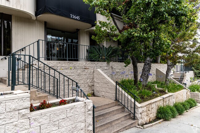 Entrada al edificio - 11645 Montana Ave