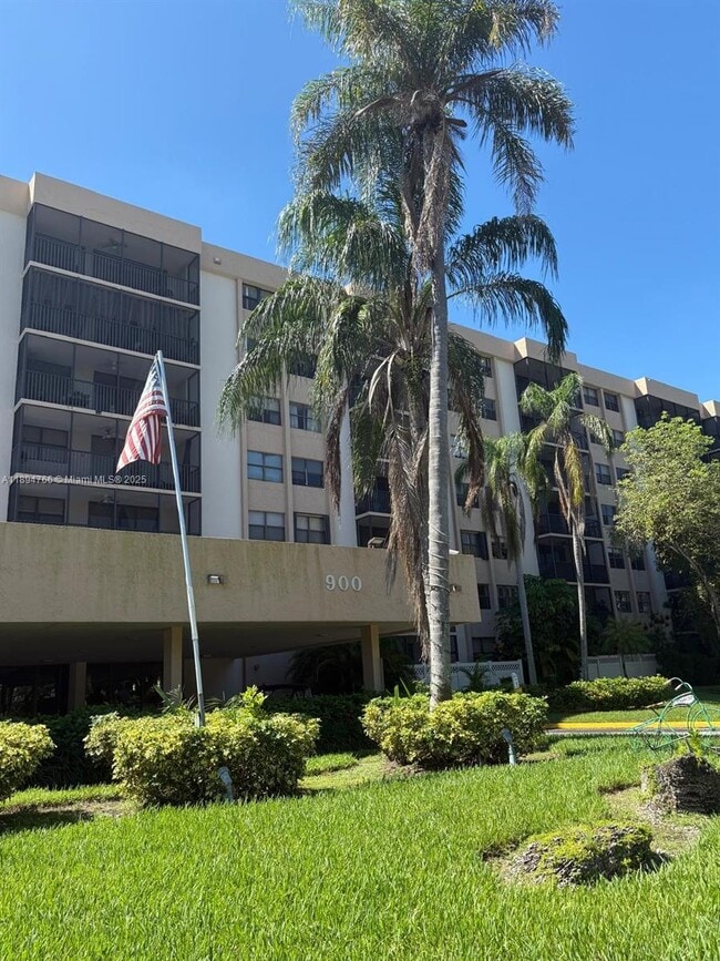 Photo - 900 NE 195th St Unidad 702