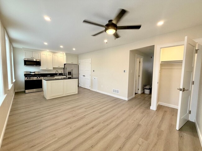 Photo - 4017 Butler St Unit 3rd Floor