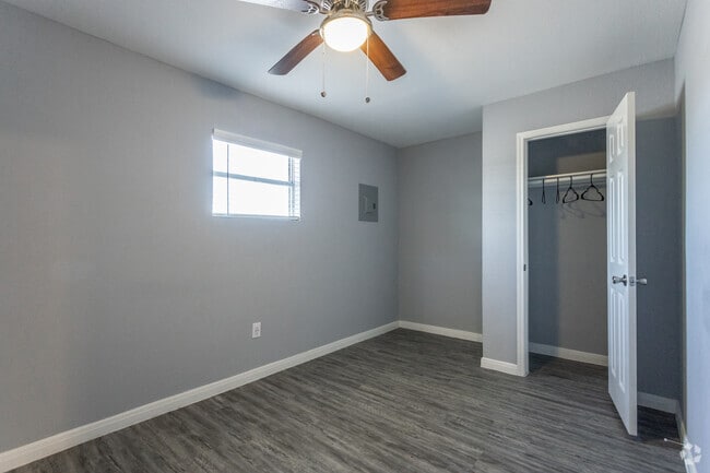 2 BR, 1 BA - 800 SF