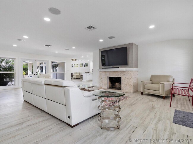 Photo - 411 Poinciana Dr