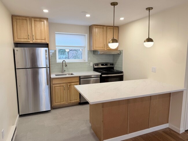 Building Photo - 108 Trowbridge St Unit 3