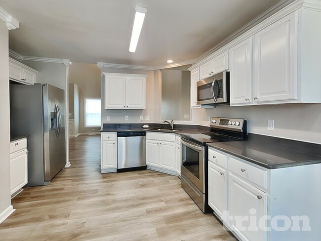 Photo - 905 Amersham Ln