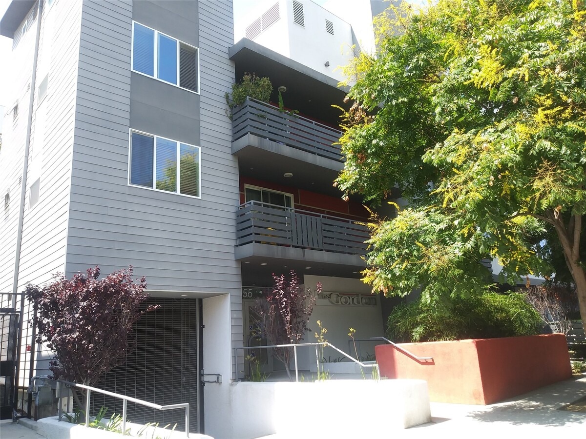 Photo - 1555 Gordon St