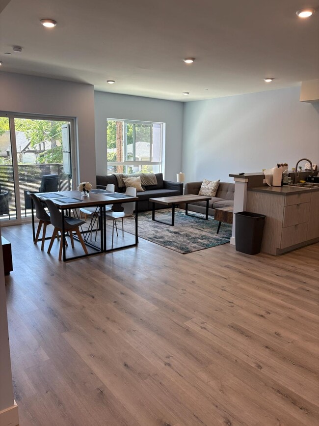 Building Photo - 10739 Kling St Rental