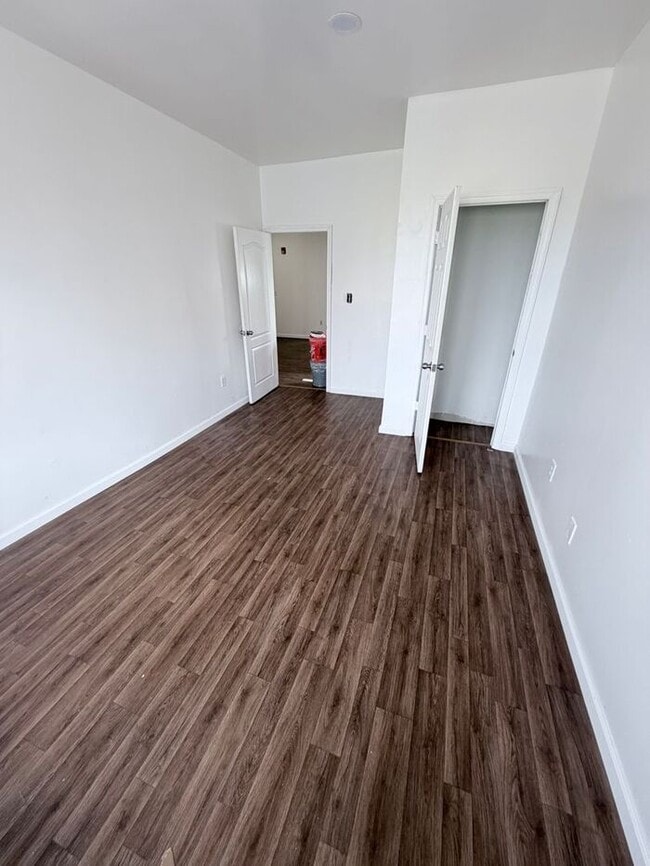 Photo - Police and first responders >> Three Beds , and One Bath