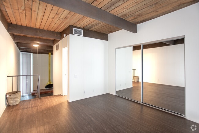 1HAB con Loft-700 ft² - Village Flats: Mid-Century Design with Modern Convenience