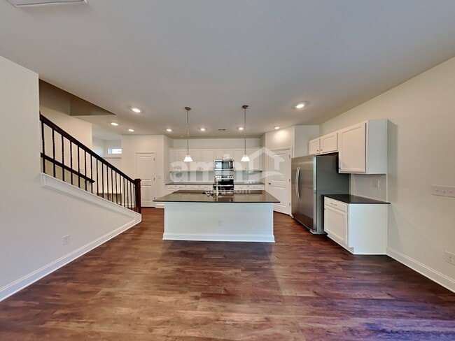 Photo - 555 Rivermist Dr