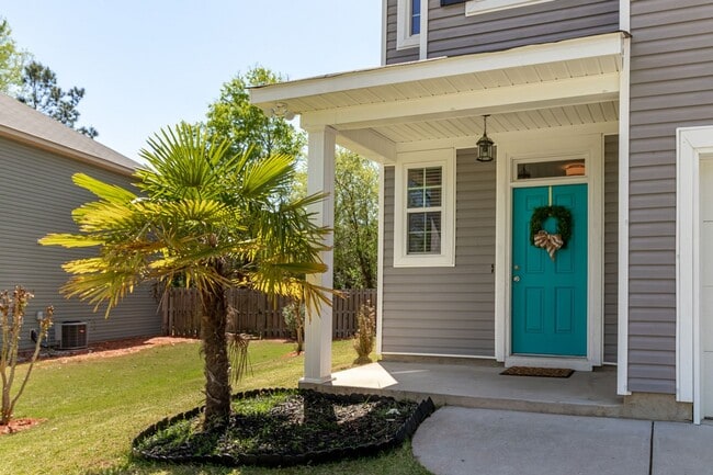 Photo - Large 3 bedroom (plus bonus), 2 1/2 bath home in Canterbury Farms!