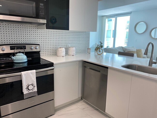 Building Photo - 7800 Collins Ave Unit 405 Rental