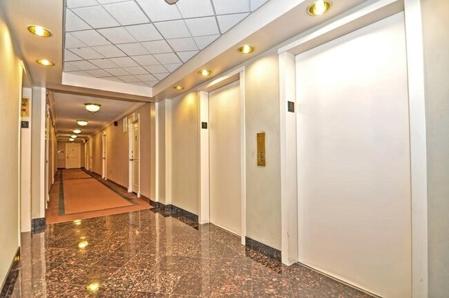 Photo - 8 Hawthorne Pl Unit 16B