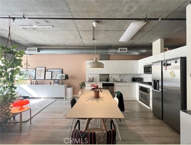 Building Photo - 645 W 9th St Unit 337