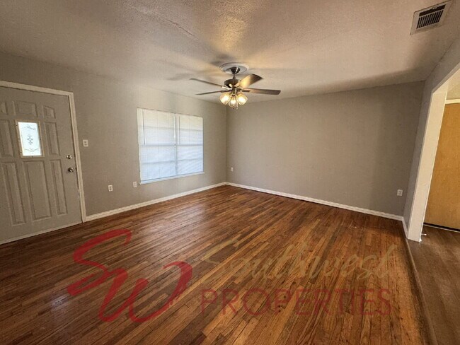 Photo - 3 bedroom 1 bath in excellent location!