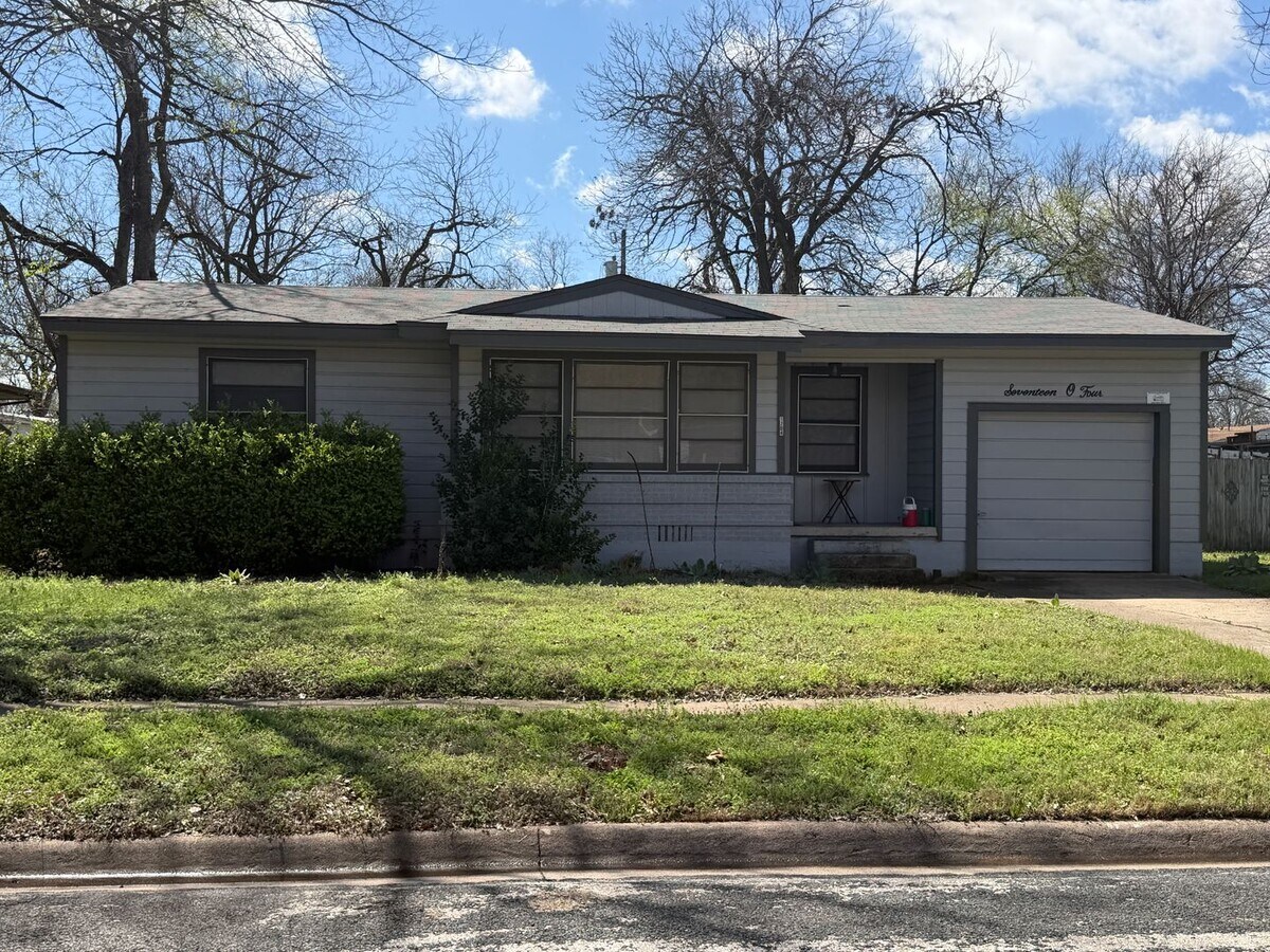 Available Now: 2BR Home with Garage and Large Fenced Yard - Available Now: 2BR Home with Garage and Large Fenced Yard