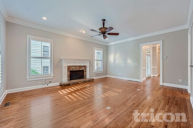 Photo - 1442 Hedgewood Ln NW