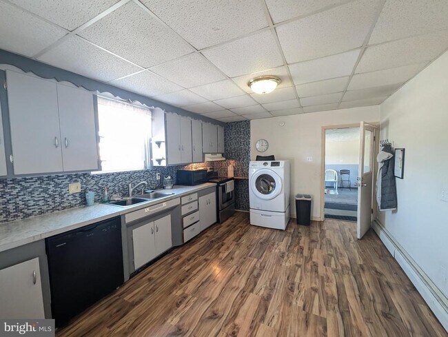 Photo - 213 Lincoln Way W