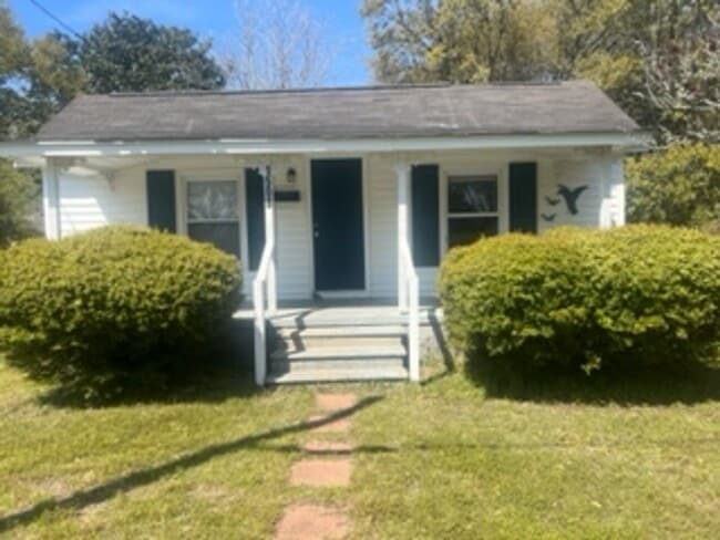 Building Photo - Charming Two Bedroom Home in Historic Morehead City Walking District with Dining Area and Living ...