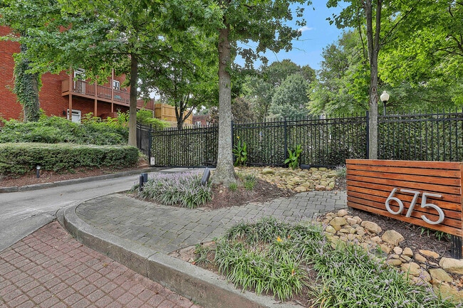 Photo - 675 Greenwood Ave NE