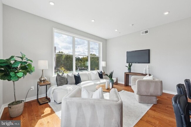 Photo - 100 Forrest Ave Unit 303