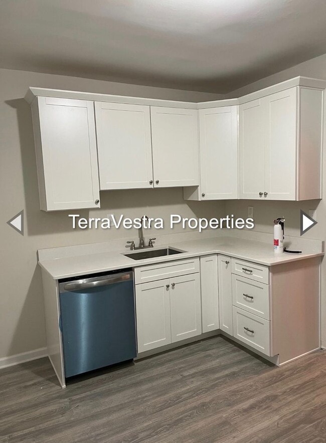 Building Photo - Recently Remodeled Single Family Home! Eligible for $500 Security Deposit.