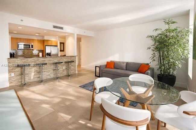 Photo - 1050 Brickell Ave Unidad 1050 Brickell Ave # 2210