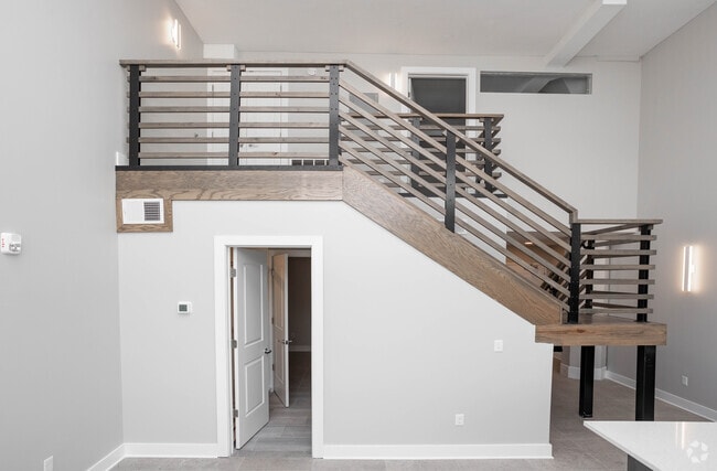 2BR, 2BA - 887SF