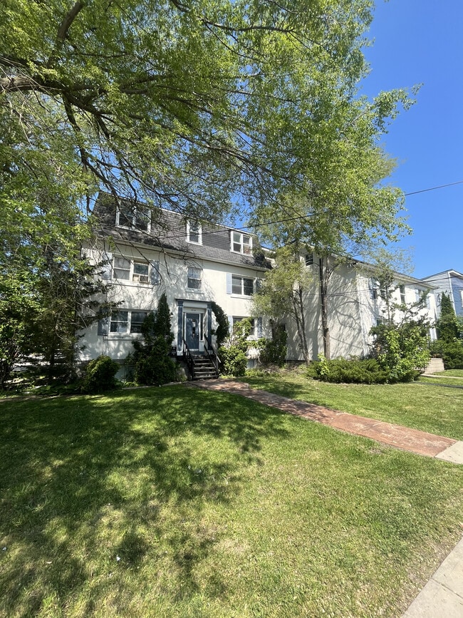 Building Photo - 614 Victoria St Unit 8