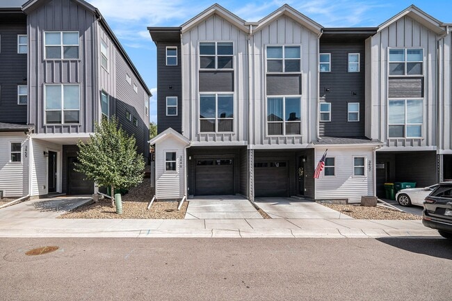 Modern Townhome with Private Patio - Modern Townhome with Private Patio